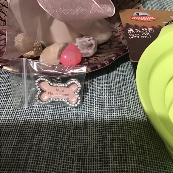 Arcadia Trail Collapsible Bowel.Brand New Comes with a mini frame for key chain. - Picture 4 of 9